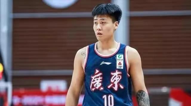 阿姨紧绷的乳房
